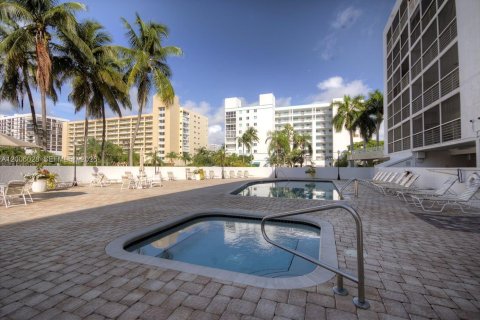 Condo in Sunny Isles Beach, Florida, 2 bedrooms № 2070640 - photo 21