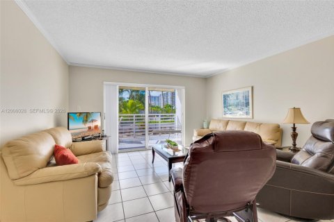 Condo in Sunny Isles Beach, Florida, 2 bedrooms № 2070640 - photo 10
