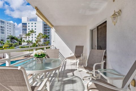 Condo in Sunny Isles Beach, Florida, 2 bedrooms № 2070640 - photo 11