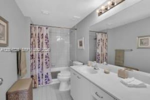 Condo in Sunny Isles Beach, Florida, 2 bedrooms № 2070640 - photo 15