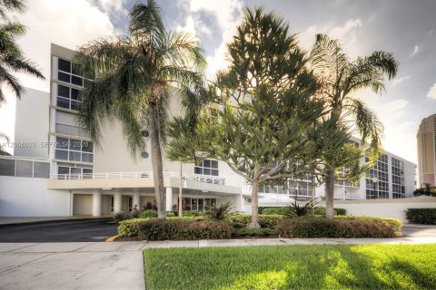 Condo in Sunny Isles Beach, Florida, 2 bedrooms № 2070640 - photo 17