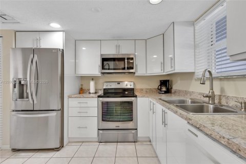 Condo in Sunny Isles Beach, Florida, 2 bedrooms № 2070640 - photo 5