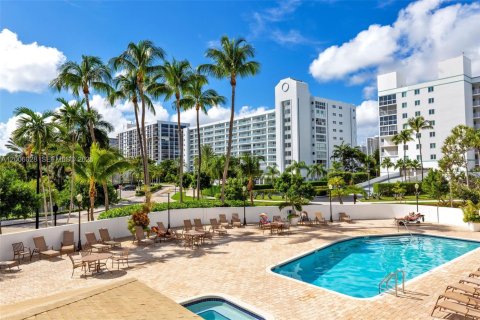 Condo in Sunny Isles Beach, Florida, 2 bedrooms № 2070640 - photo 20