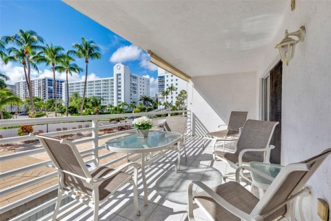 Condo in Sunny Isles Beach, Florida, 2 bedrooms № 2070640 - photo 12