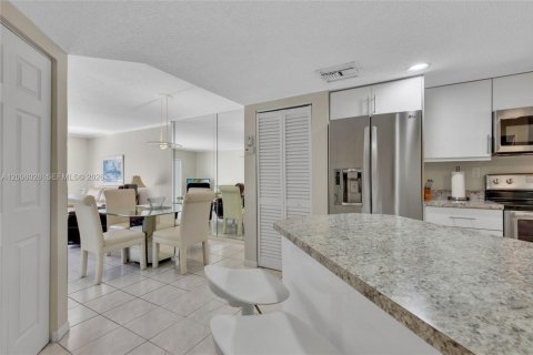 Condo in Sunny Isles Beach, Florida, 2 bedrooms № 2070640 - photo 2