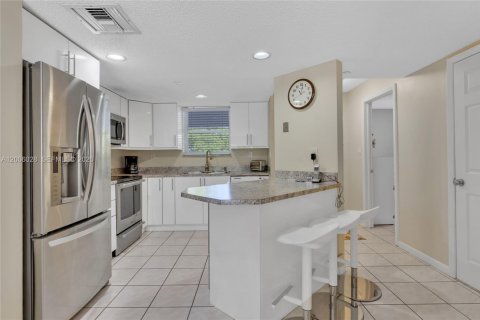Condo in Sunny Isles Beach, Florida, 2 bedrooms № 2070640 - photo 3