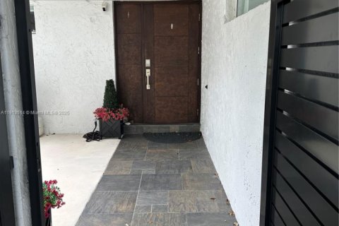 Купить виллу или дом в Майами, Флорида 3 спальни, 143.26м2, № 1968847 - фото 1