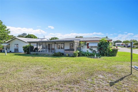 House in Tamarac, Florida 2 bedrooms, 147.44 sq.m. № 2001687 - photo 28