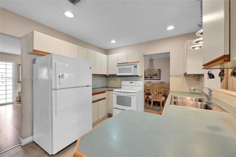 House in Tamarac, Florida 2 bedrooms, 147.44 sq.m. № 2001687 - photo 19