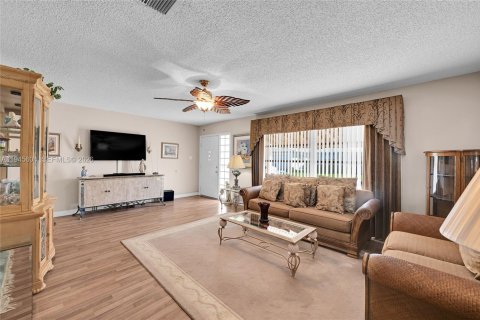 House in Tamarac, Florida 2 bedrooms, 147.44 sq.m. № 2001687 - photo 10