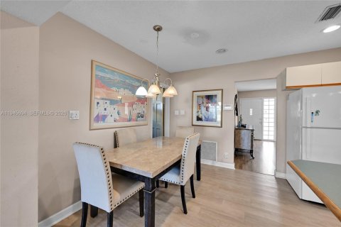 House in Tamarac, Florida 2 bedrooms, 147.44 sq.m. № 2001687 - photo 17