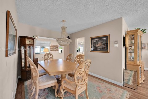 House in Tamarac, Florida 2 bedrooms, 147.44 sq.m. № 2001687 - photo 12