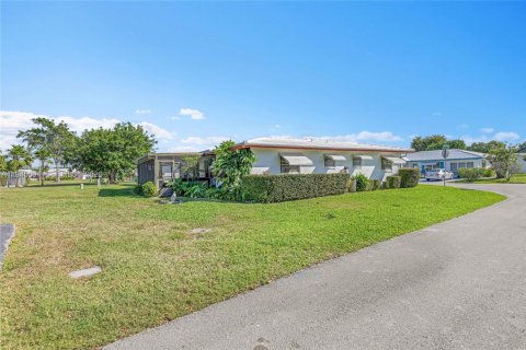 House in Tamarac, Florida 2 bedrooms, 147.44 sq.m. № 2001687 - photo 6
