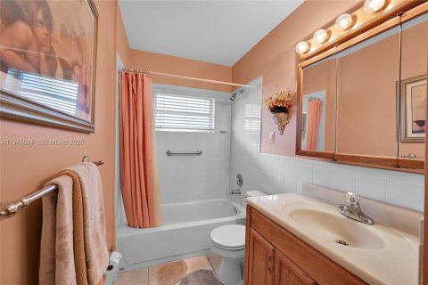 House in Tamarac, Florida 2 bedrooms, 147.44 sq.m. № 2001687 - photo 25