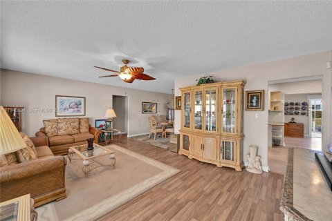 House in Tamarac, Florida 2 bedrooms, 147.44 sq.m. № 2001687 - photo 9