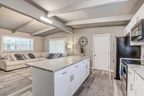 House in Tampa, Florida 3 bedrooms, 109.25 sq.m. № 1832572 - photo 8