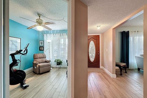 Casa en venta en Tampa, Florida, 5 dormitorios, 196.21 m2 № 2145560 - foto 9