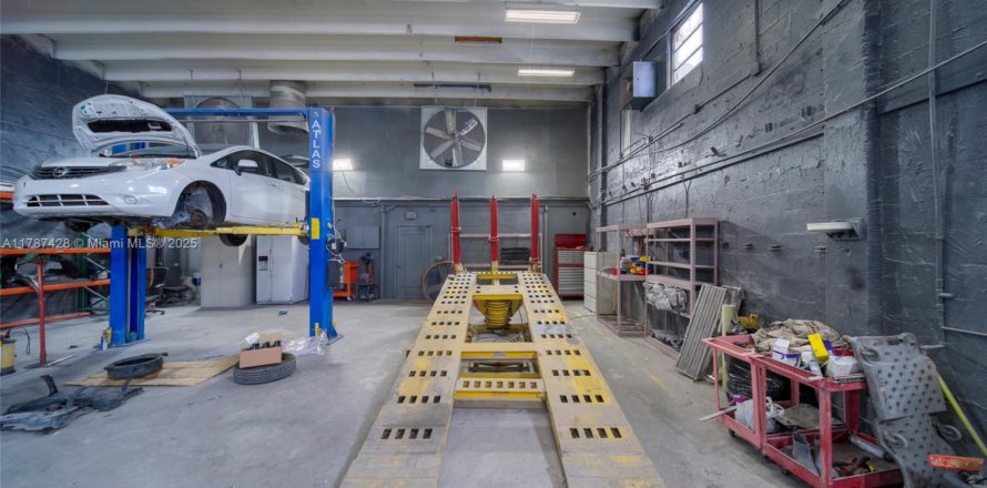 Immobilier commercial à Hialeah, Floride № 1958839