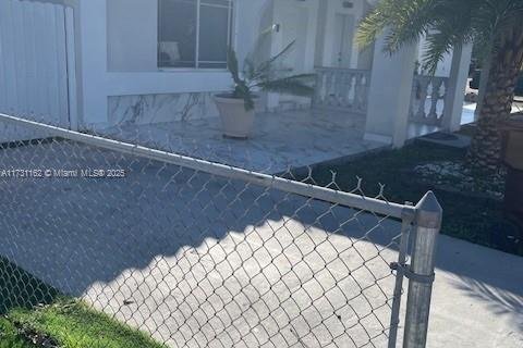 Propiedad comercial en venta en Hialeah, Florida, 178.37 m2 № 1936668 - foto 5