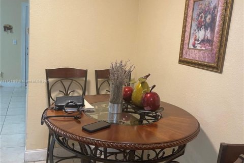 Propiedad comercial en venta en Hialeah, Florida, 178.37 m2 № 1936668 - foto 7