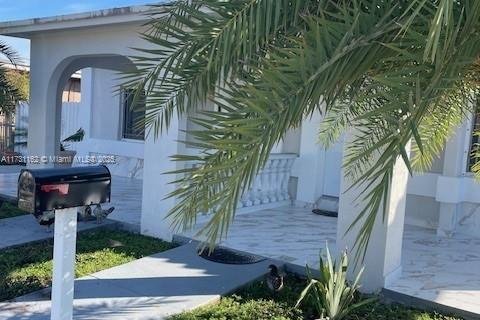 Propiedad comercial en venta en Hialeah, Florida, 178.37 m2 № 1936668 - foto 1