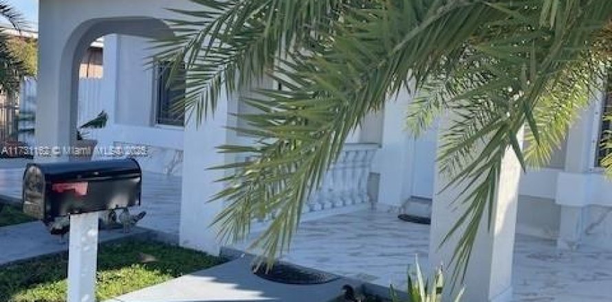 Propiedad comercial en Hialeah, Florida 178.37 m2 № 1936668