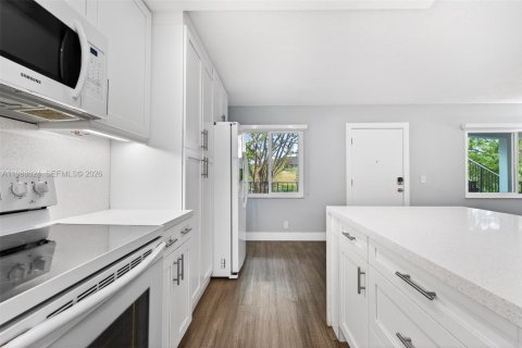 Condo in Pembroke Pines, Florida, 2 bedrooms № 2090398 - photo 10