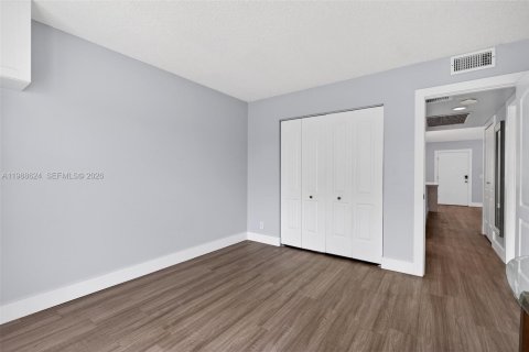 Condo in Pembroke Pines, Florida, 2 bedrooms № 2090398 - photo 28