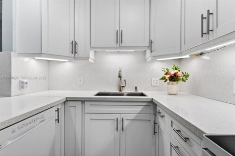 Condo in Pembroke Pines, Florida, 2 bedrooms № 2090398 - photo 9