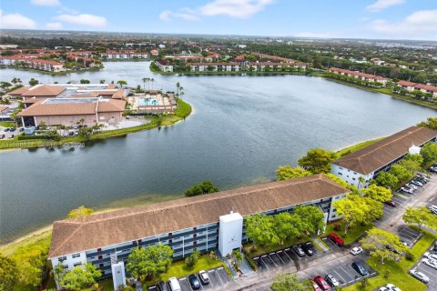 Condo in Pembroke Pines, Florida, 2 bedrooms № 2090398 - photo 3