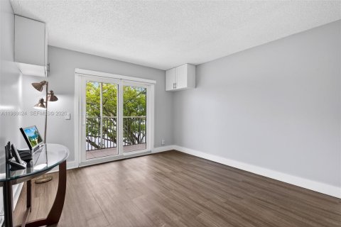 Condo in Pembroke Pines, Florida, 2 bedrooms № 2090398 - photo 30