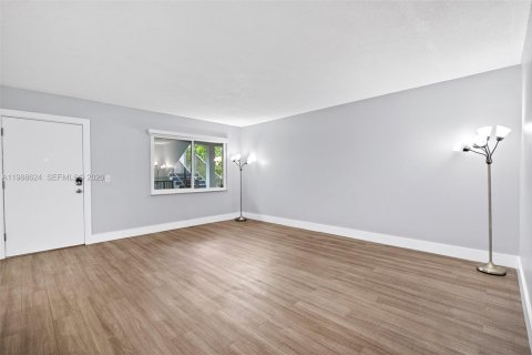 Condo in Pembroke Pines, Florida, 2 bedrooms № 2090398 - photo 4