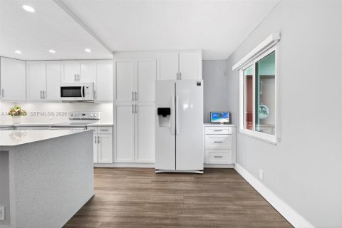 Condo in Pembroke Pines, Florida, 2 bedrooms № 2090398 - photo 16