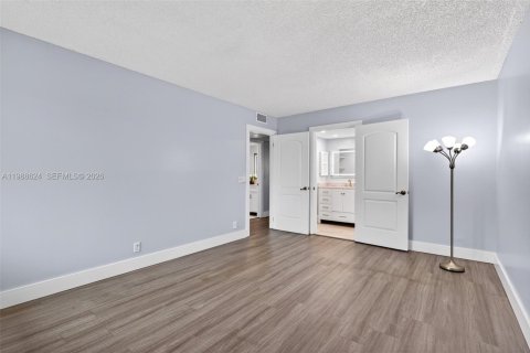 Condo in Pembroke Pines, Florida, 2 bedrooms № 2090398 - photo 23