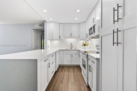 Condo in Pembroke Pines, Florida, 2 bedrooms № 2090398 - photo 8