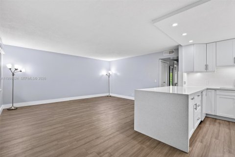 Condo in Pembroke Pines, Florida, 2 bedrooms № 2090398 - photo 17