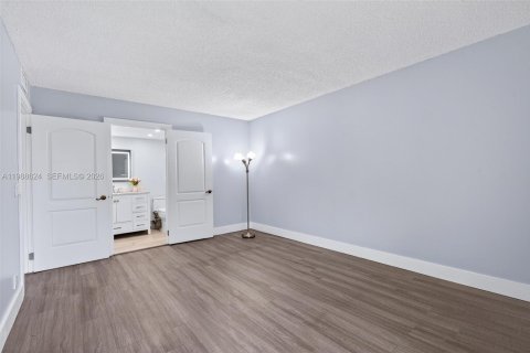 Condo in Pembroke Pines, Florida, 2 bedrooms № 2090398 - photo 22