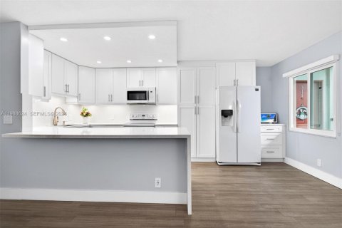 Condo in Pembroke Pines, Florida, 2 bedrooms № 2090398 - photo 14