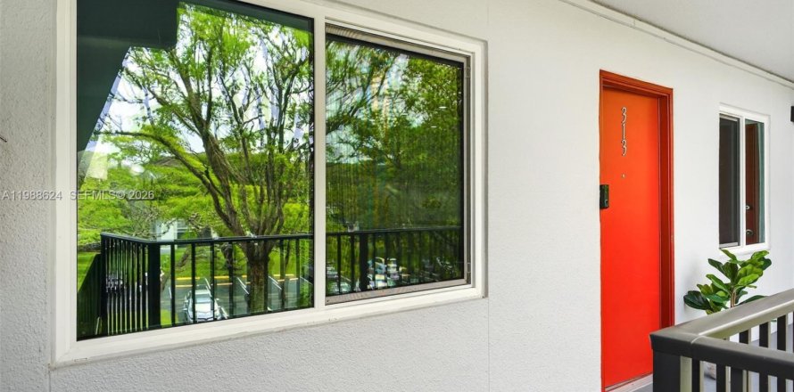 Condo in Pembroke Pines, Florida, 2 bedrooms № 2090398