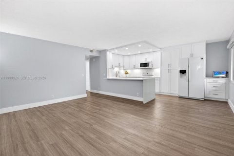 Condo in Pembroke Pines, Florida, 2 bedrooms № 2090398 - photo 6