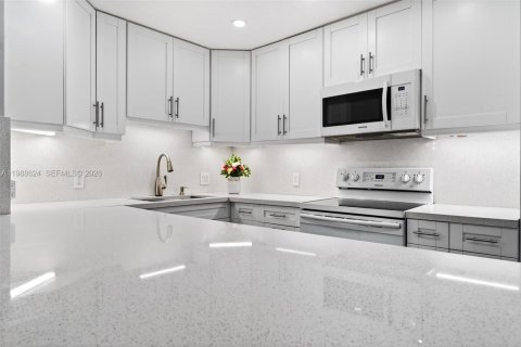 Condo in Pembroke Pines, Florida, 2 bedrooms № 2090398 - photo 12