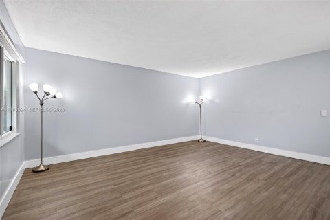 Condo in Pembroke Pines, Florida, 2 bedrooms № 2090398 - photo 5