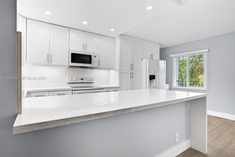 Condo in Pembroke Pines, Florida, 2 bedrooms № 2090398 - photo 13