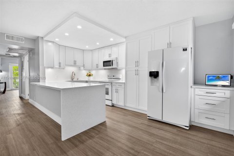 Condo in Pembroke Pines, Florida, 2 bedrooms № 2090398 - photo 15