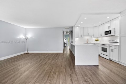 Condo in Pembroke Pines, Florida, 2 bedrooms № 2090398 - photo 7