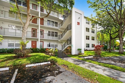 Condo in Pembroke Pines, Florida, 2 bedrooms № 2090398 - photo 2