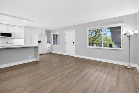 Condo in Pembroke Pines, Florida, 2 bedrooms № 2090398 - photo 19