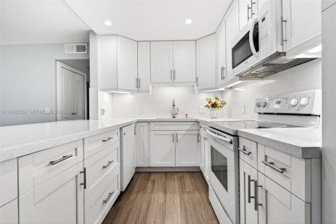 Condo in Pembroke Pines, Florida, 2 bedrooms № 2090398 - photo 11
