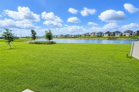 House in Eagle Lake, Florida 5 bedrooms, 240.43 sq.m. № 2201561 - photo 2