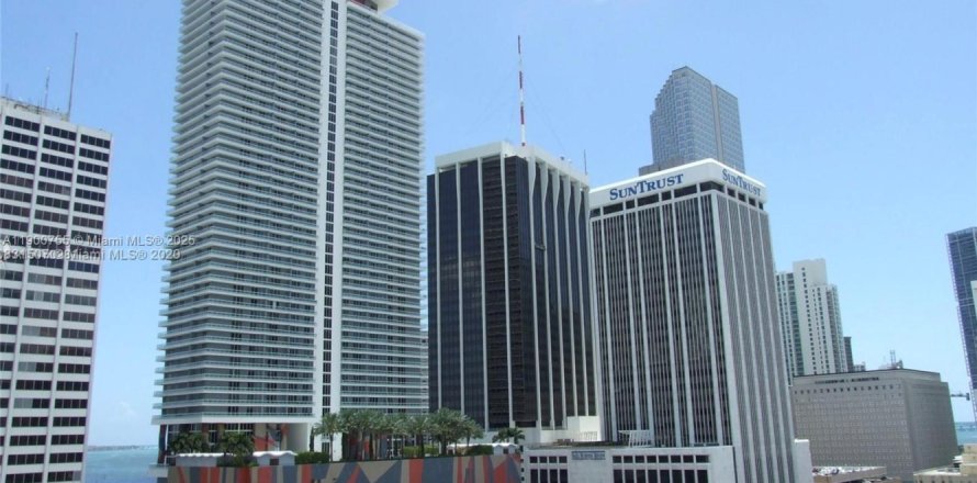 Condominio en Miami, Florida, 1 dormitorio  № 1952076